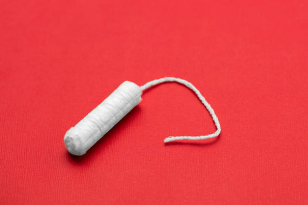 tampon-red-background